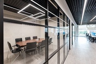 Лофт-перегородки: перегородка с распашной дверью