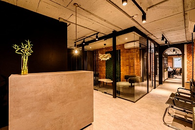 Стеклянные loft перегородки в коридоре и зоне ресепшн