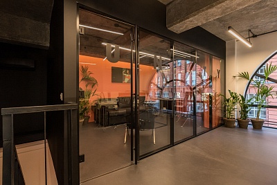 Loft перегородки в черном профиле со стеклом и распашными дверями