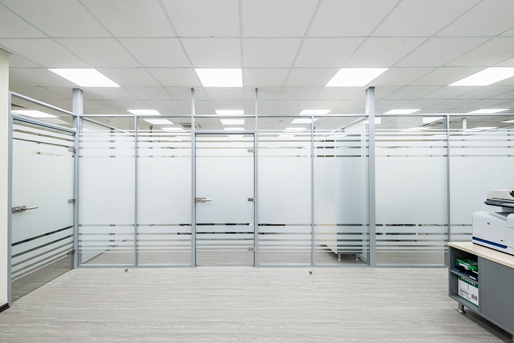 Матовая стеклянная перегородка с дверью в алюминиевом профиле