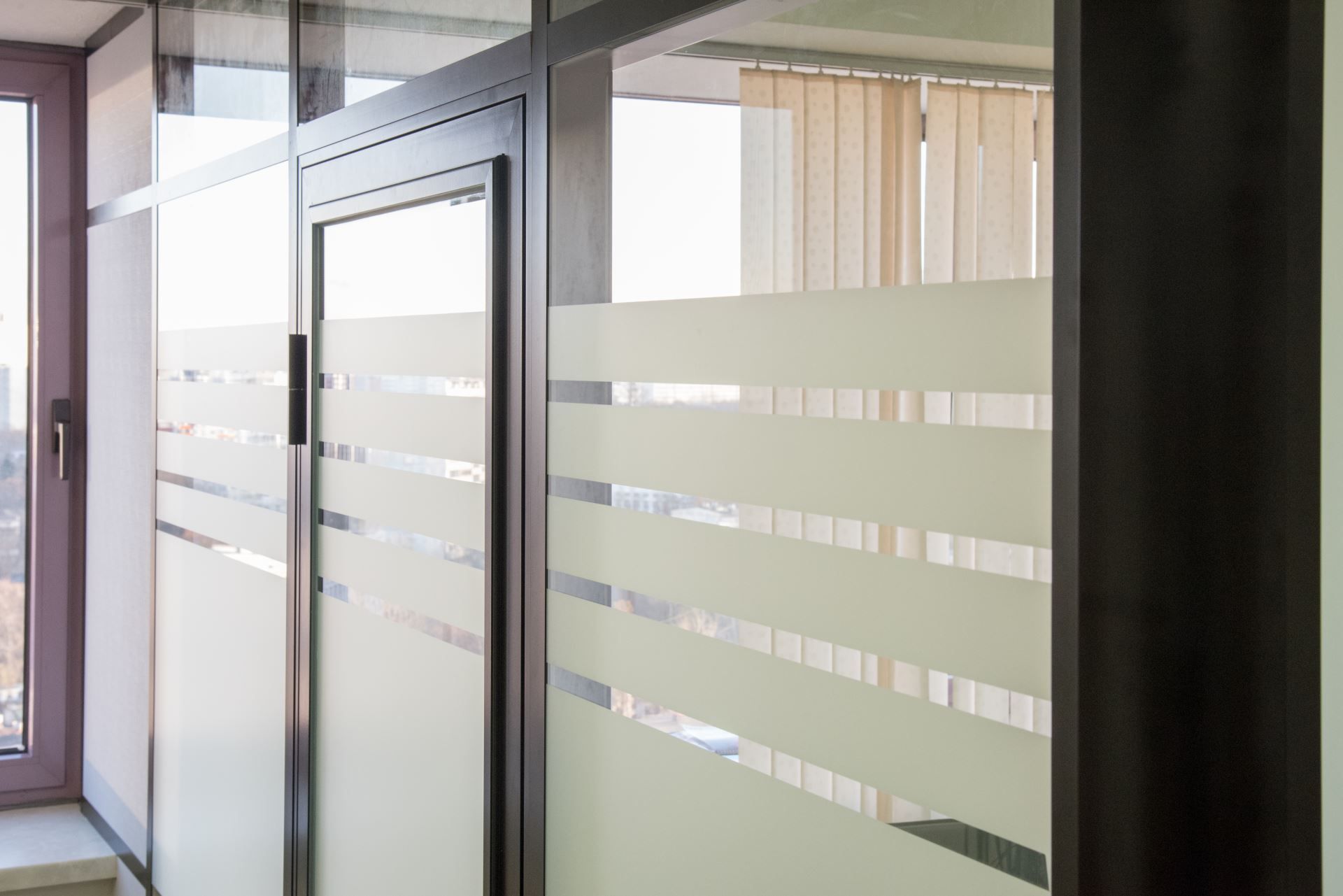 Матовая перегородка с полосами