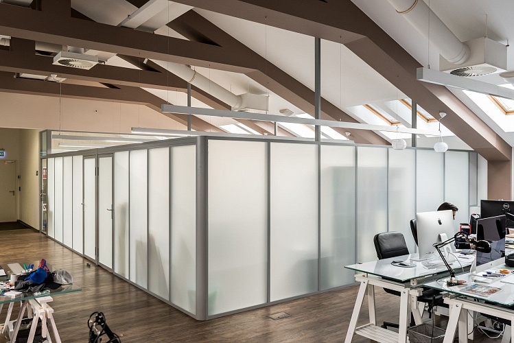 Матовая стеклянная перегородка с полосами для приватности в офисе