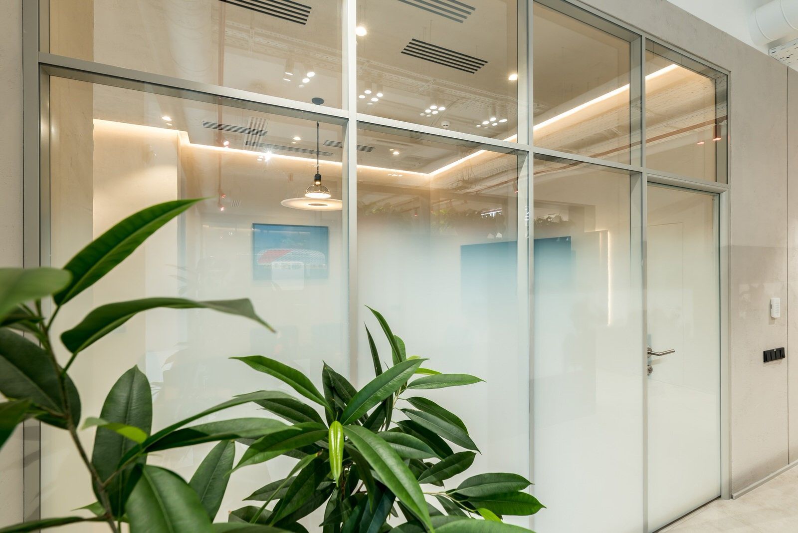 Перегородки из двойного стекла: матовый градиент на стекле