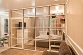 Межкомнатная перегородка loft со стеклом в черном профиле — фрагмент дверной коробки