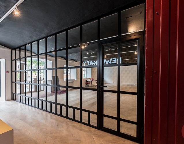 Межкомнатная перегородка loft со стеклом в черном профиле — перегородка с распашной дверью