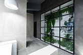 Межкомнатная перегородка loft со стеклом в черном профиле — пример установки в проеме