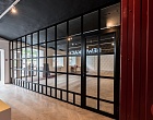 Межкомнатная перегородка loft со стеклом в черном профиле — стык секций и шпросы