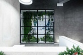 Межкомнатная перегородка loft со стеклом в черном профиле — узел примыкания к стене