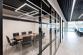 Межкомнатная перегородка loft со стеклом в черном профиле — вариант для зонирования квартиры