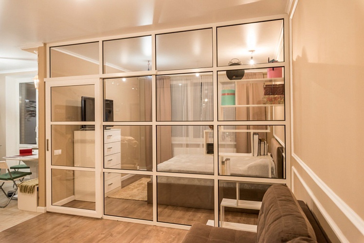 Межкомнатная перегородка loft со стеклом в черном профиле — вид со стороны помещения