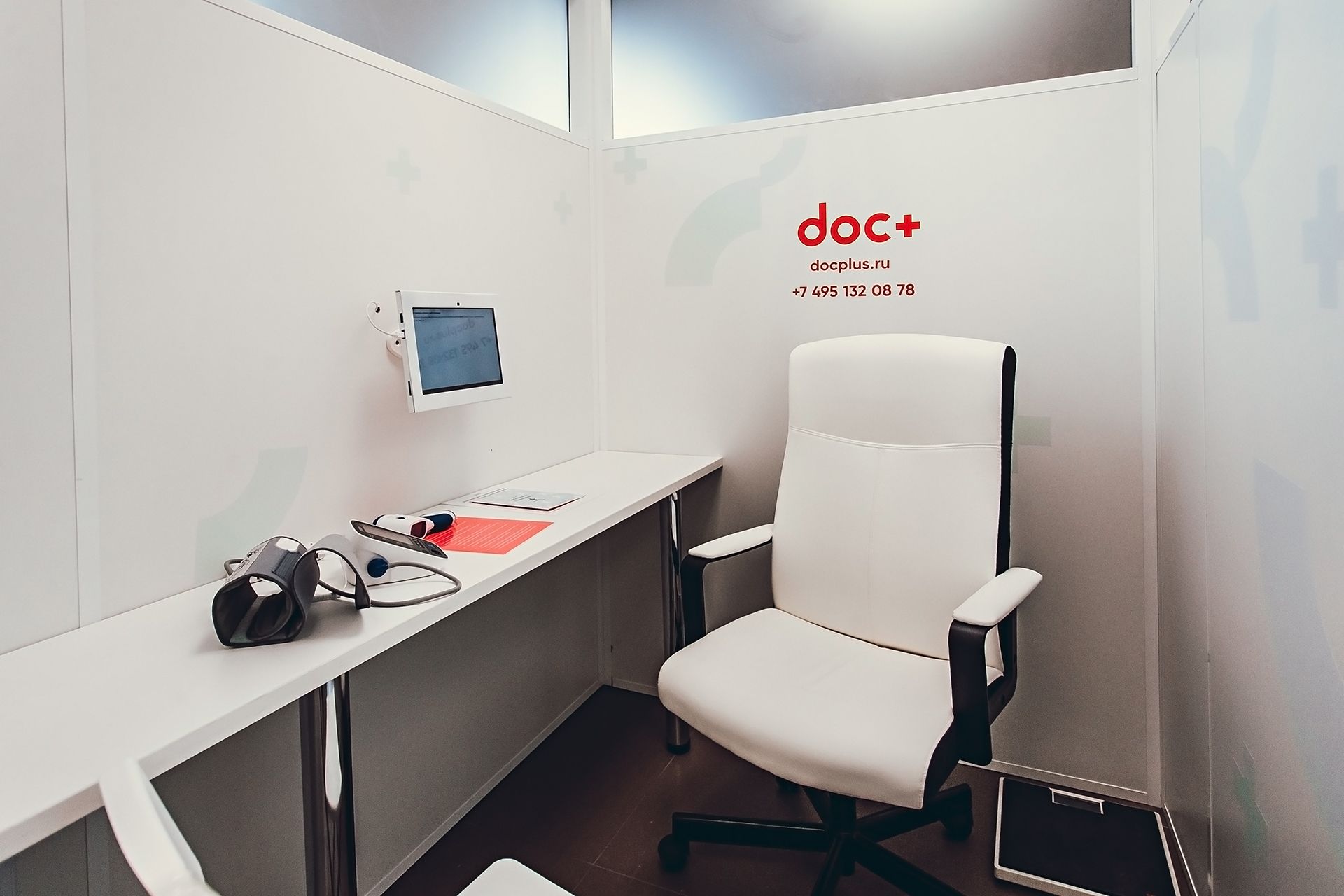 Мобильная кабина doc+ в помещении аптеки