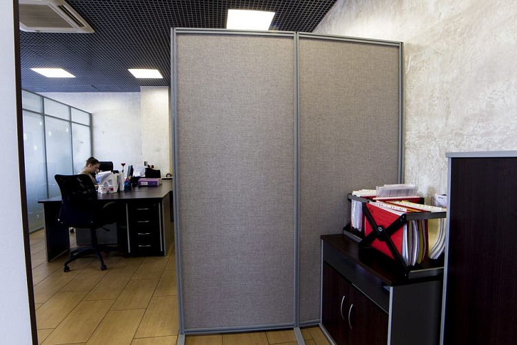 Мобильная перегородка с тканевыми панелями в офисном интерьере