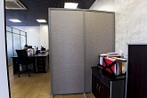 Мобильная перегородка с тканевыми панелями в офисном интерьере — превью 9x59