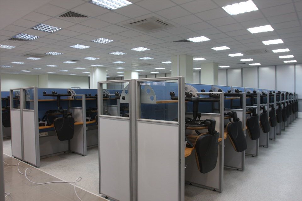 Мобильные перегородки для call-центра — общий вид зала в проекте «Группа ВТБ»