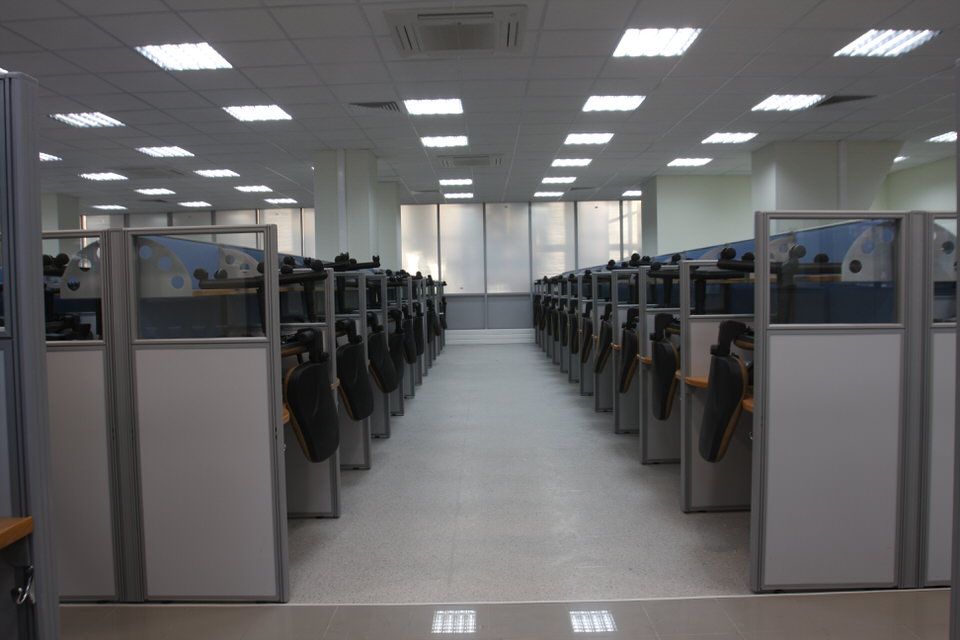 Мобильные перегородки для call-центра — проход между рядами в проекте «Группа ВТБ»