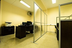 Мобильные перегородки: проход между секциями