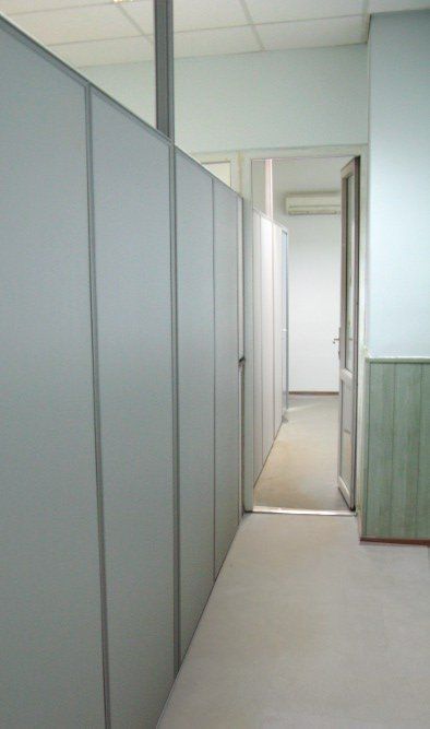 Мобильные перегородки с тканевым заполнением — перегородки вдоль коридора в проекте «Премьер Финанс»