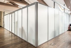 Опенспейс с модульными перегородками из матового стекла по периметру