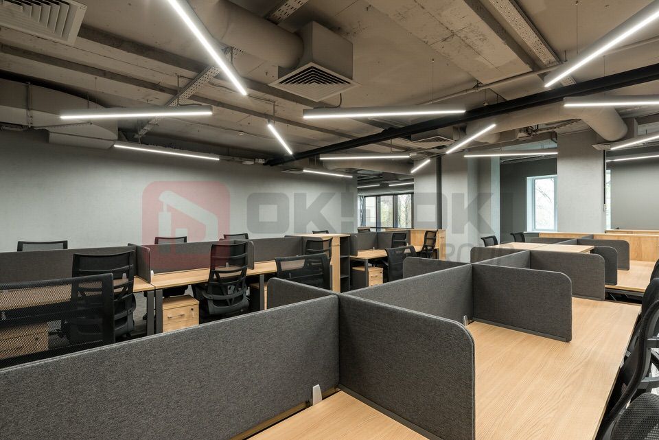 Общий вид офисного пространства с перегородками