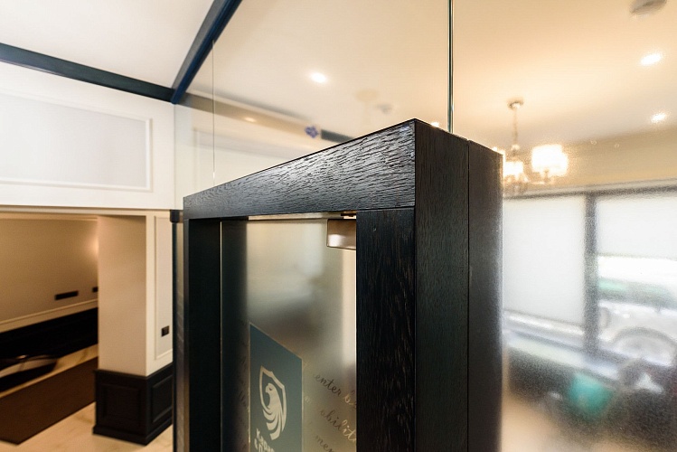 Короб и обвязка стеклянной двери с декоративной отделкой — пример монтажа