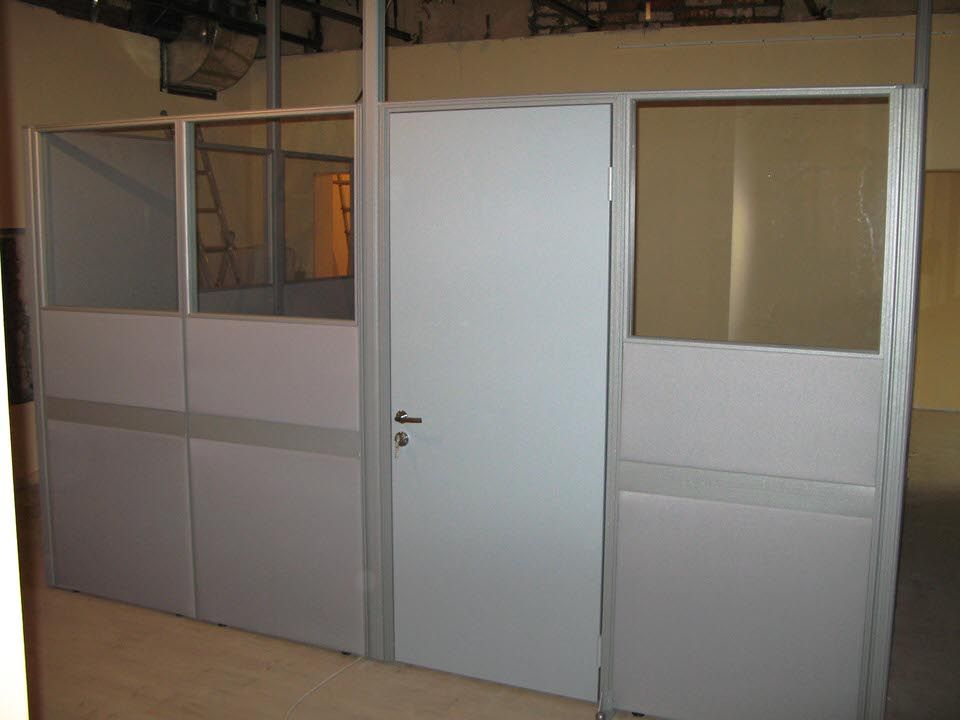 Офисная дверь в перегородке — вход в кабинет в проекте «Первый канал»