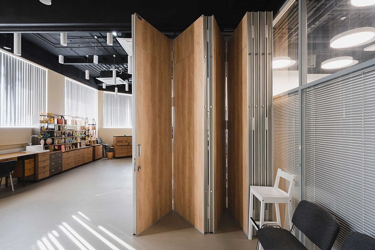 Офисная перегородка-гармошка складного типа — общий вид в интерьере