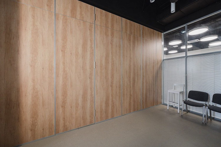 Офисная перегородка-гармошка складного типа — перегородка в разложенном положении