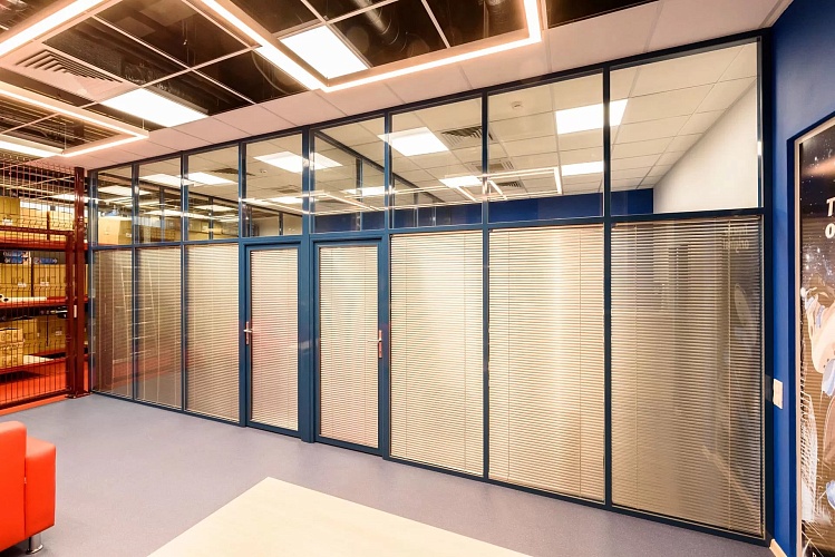 Перегородка с цветным профилем: акцентный дизайн офисного пространства