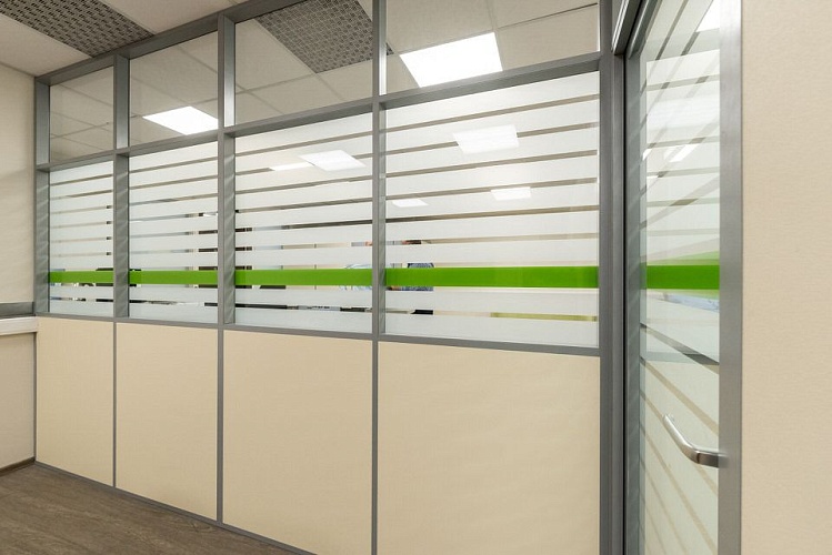 Комбинированная перегородка стекло и ЛДСП в алюминиевом профиле