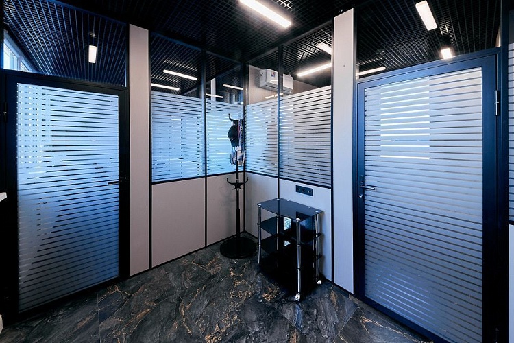 Комбинированная перегородка стекло и ЛДСП в алюминиевом профиле