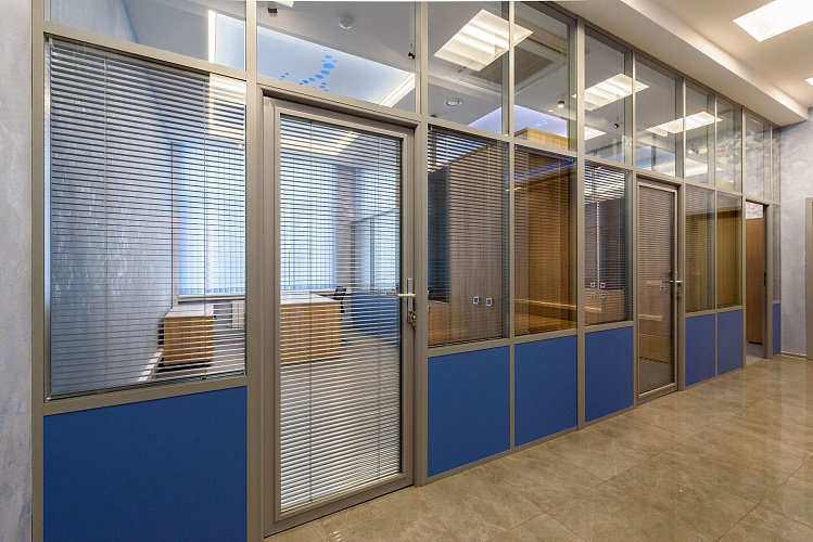 Комбинированная перегородка стекло и ЛДСП в алюминиевом профиле