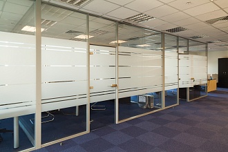 Офисная стеклянная перегородка с матовыми полосами на стекле