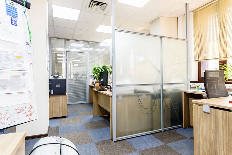 Офисные перегородки из матового стекла у рабочих мест: пример установки — превью 139x68