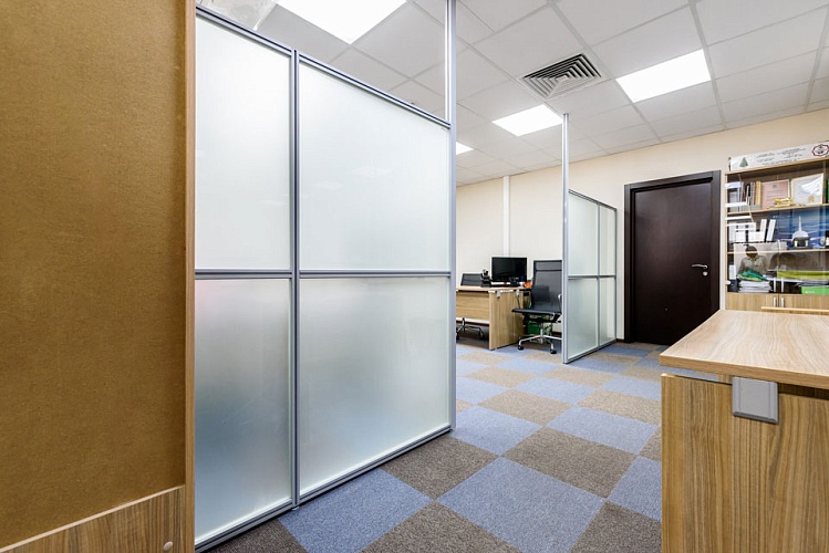 Офисные перегородки из матового стекла: вид коридора и рабочих зон — превью 120x43