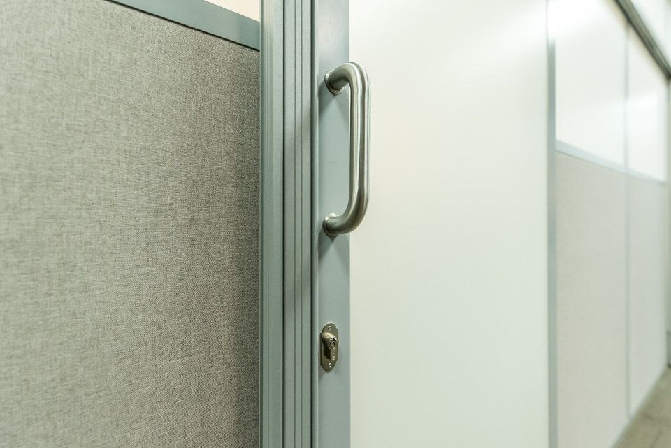 Фото проекта Loko Bank: перегородки с глухими секциями