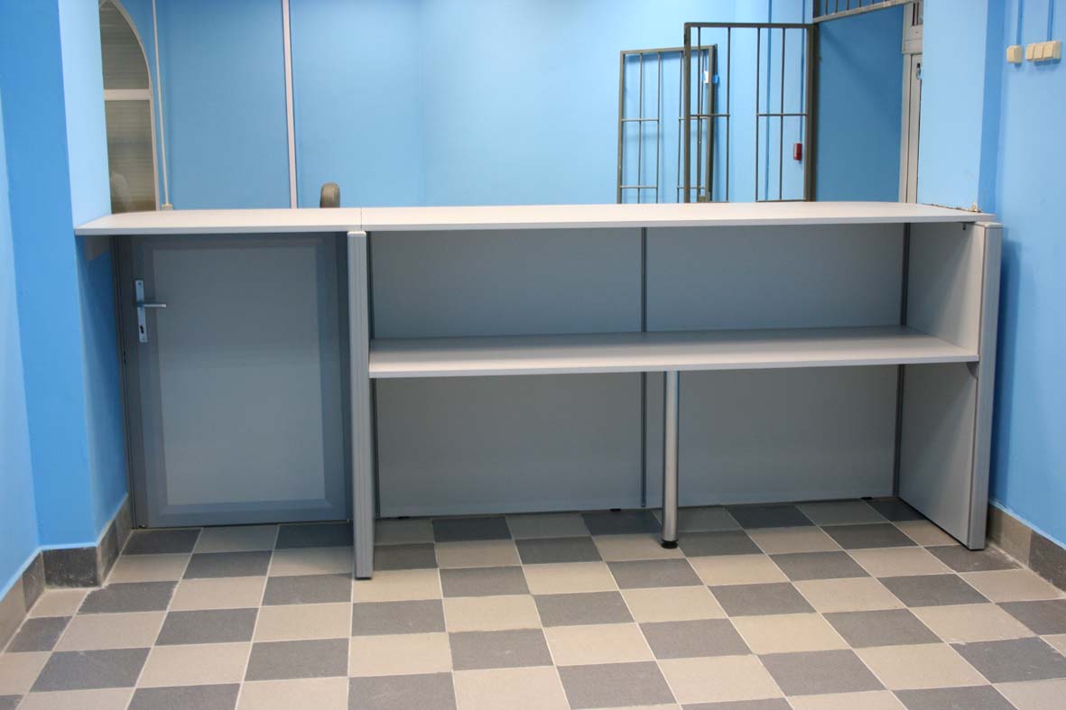 Фото проекта магазина автозапчастей: перегородки с глухими секциями