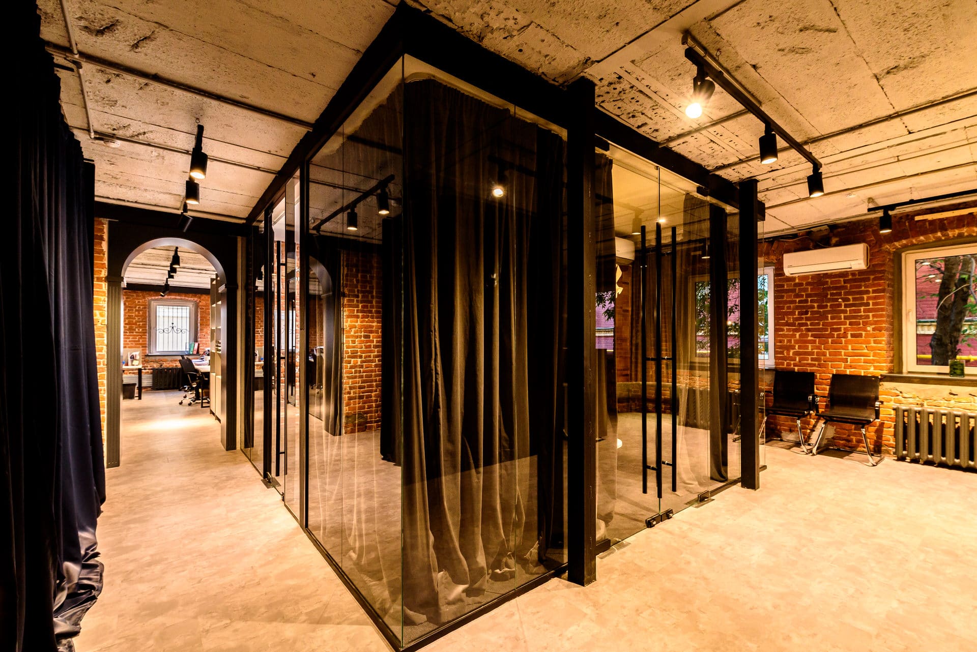 Фото проекта Medzhik Mamon: перегородки с распашной дверью