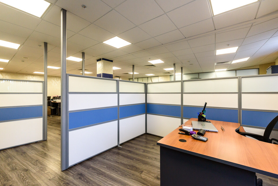 Мобильные перегородки с тканью и стеклом, экраны из ткани в проекте «Альянс Телеком» — фото первое