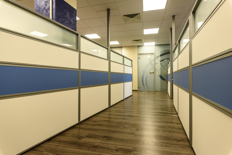 Мобильные перегородки с тканью и стеклом, экраны из ткани в проекте «Альянс Телеком» — фото пятое