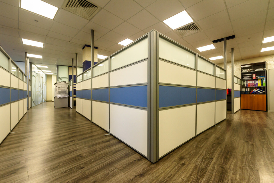 Мобильные перегородки с тканью и стеклом, экраны из ткани в проекте «Альянс Телеком» — фото восьмое