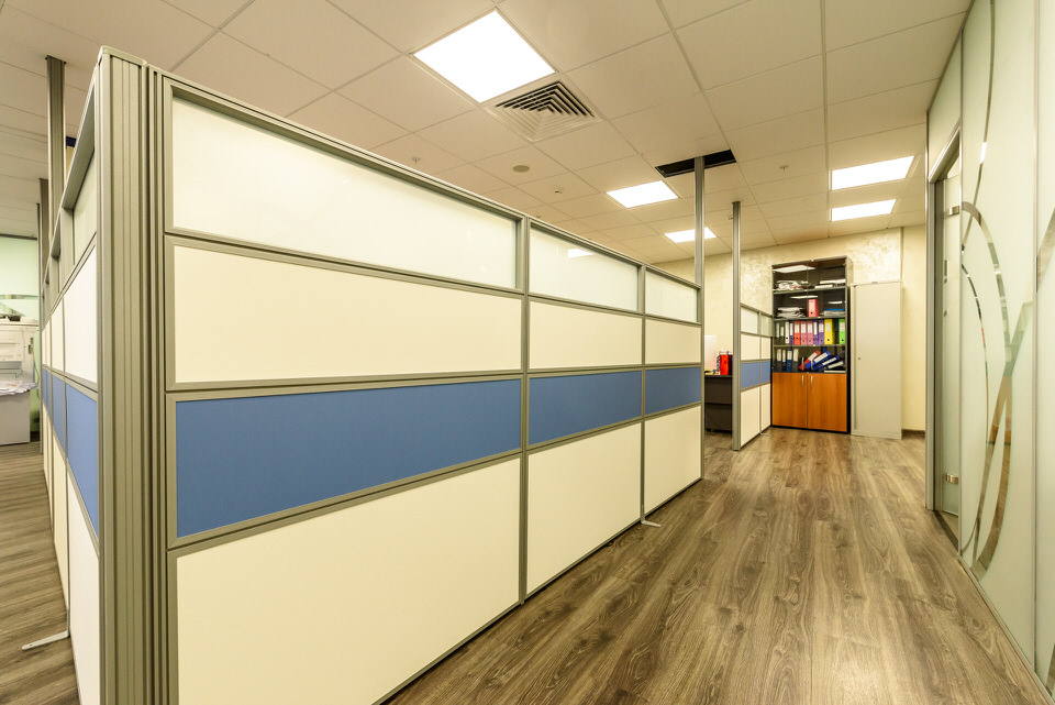 Мобильные перегородки с тканью и стеклом, экраны из ткани в проекте «Альянс Телеком» — фото второе