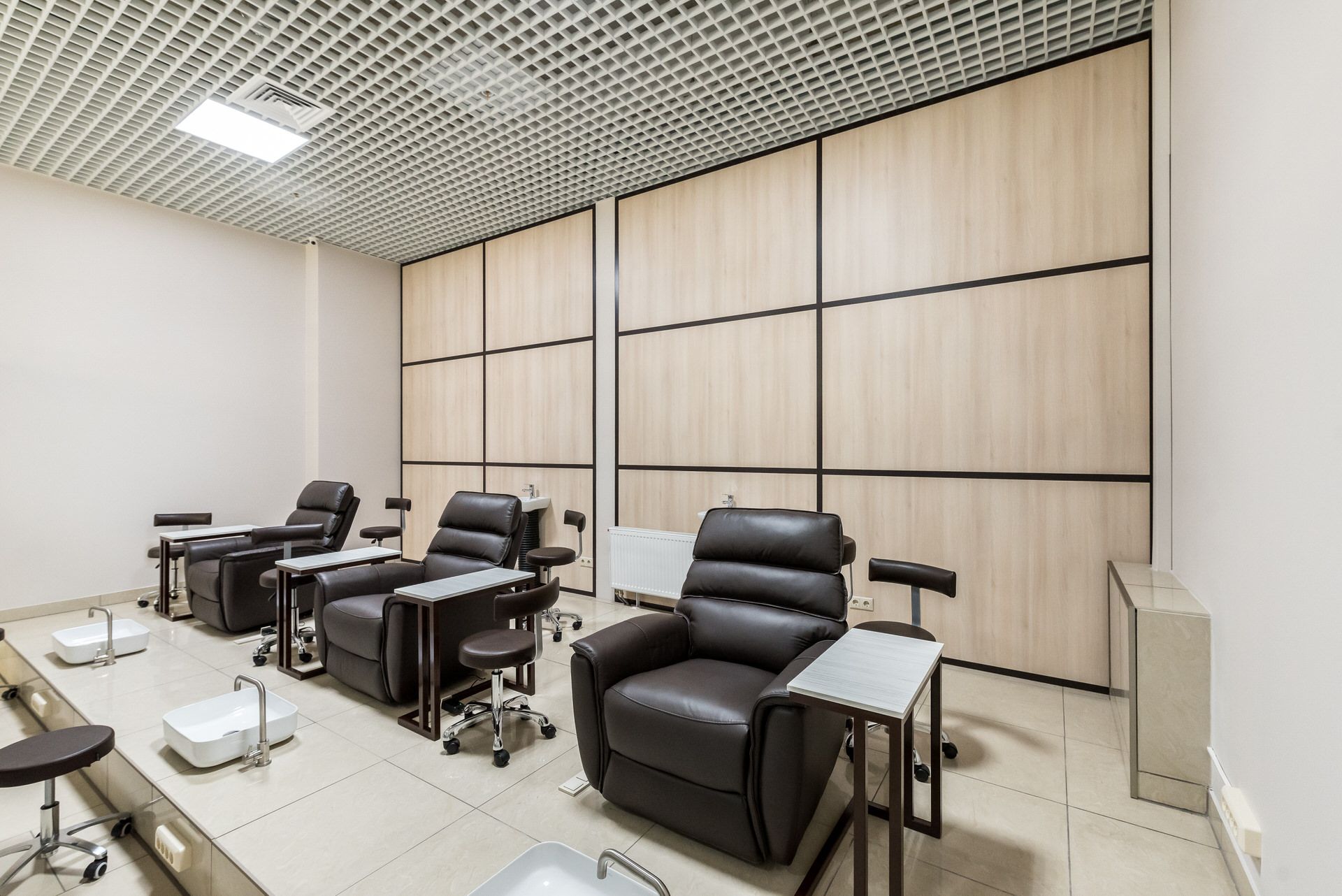 Каркасные перегородки с фотопечатью и стеновые панели в проекте «Amee Nails» — фото пятое