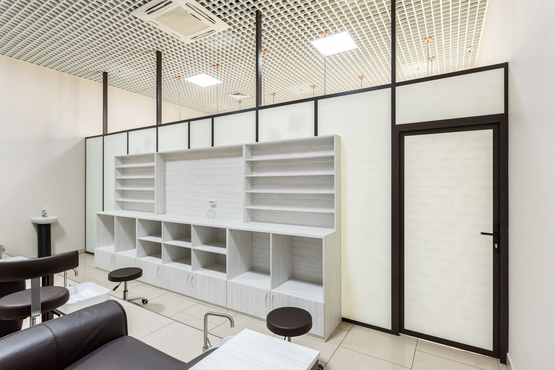 Каркасные перегородки с фотопечатью и стеновые панели в проекте «Amee Nails» — фото третье