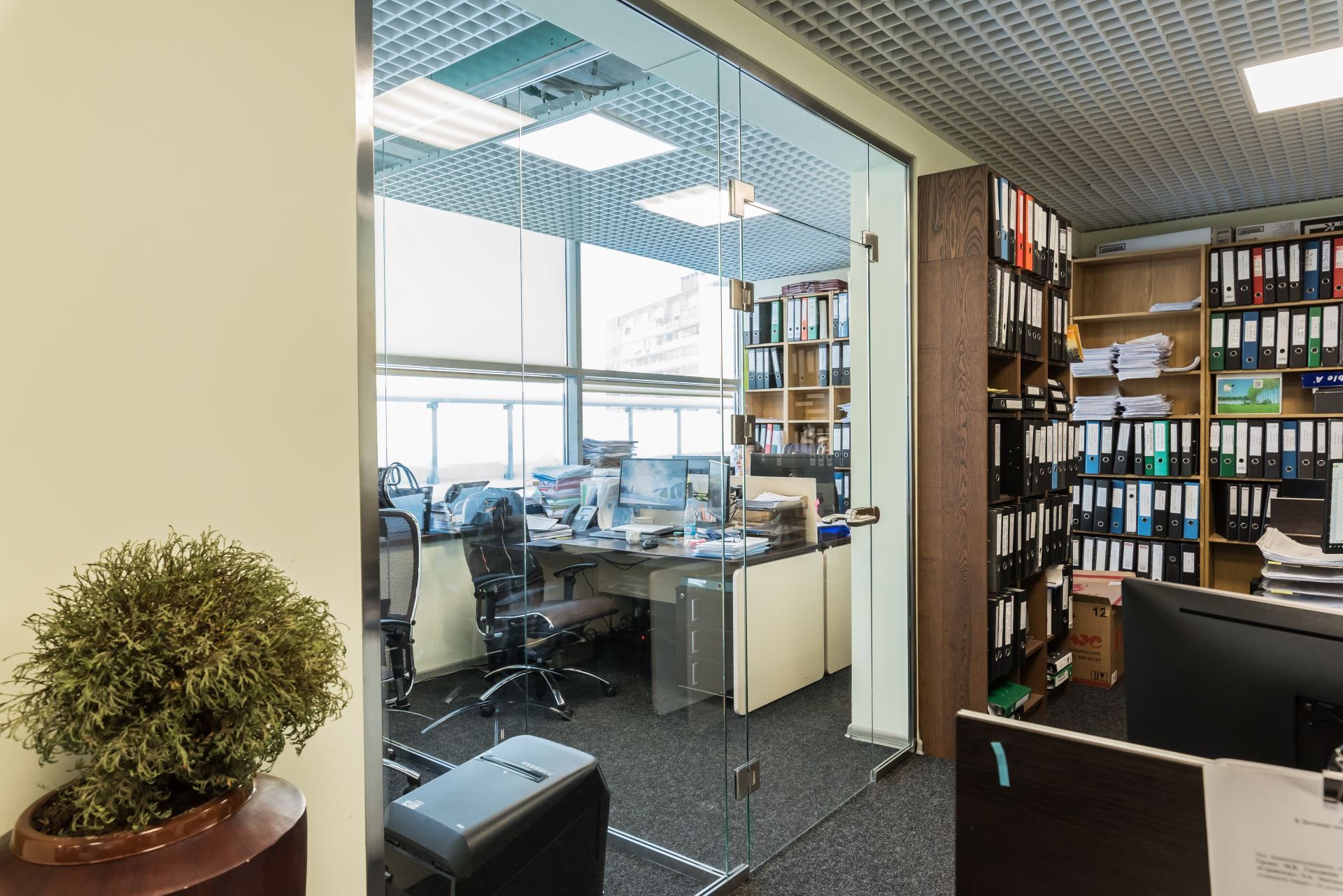 Цельностеклянные перегородки nix для переговорных зон в проекте «AMJ-GROUP» — фото первое