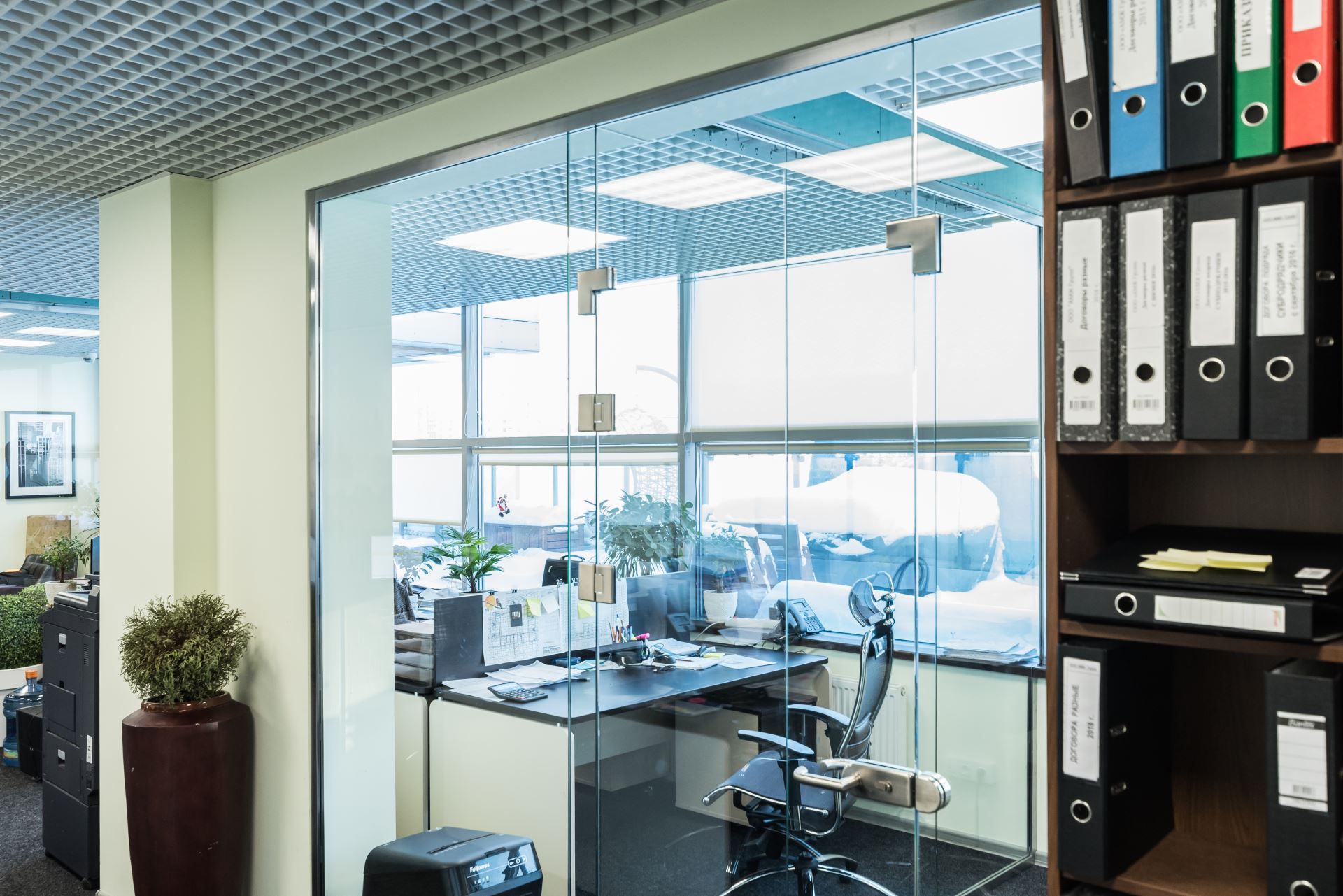 Цельностеклянные перегородки nix для переговорных зон в проекте «AMJ-GROUP» — фото третье