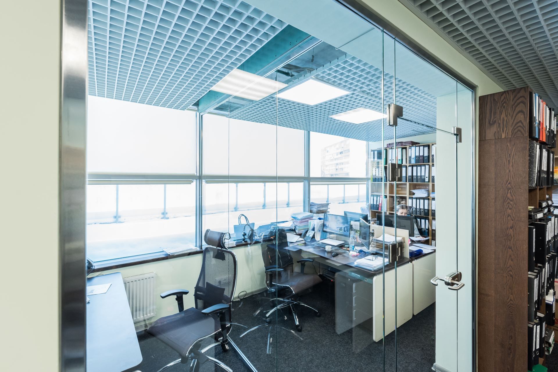 Цельностеклянные перегородки nix для переговорных зон в проекте «AMJ-GROUP» — фото второе