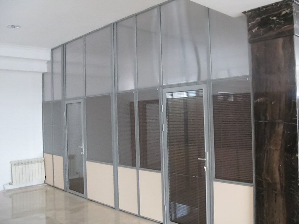 Офисные перегородки с жалюзи и дверями под потолок