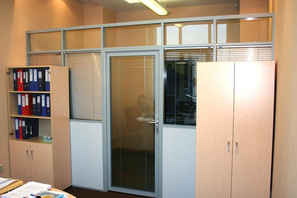 Стационарные офисные перегородки с горизонтальными жалюзи (проект SDC)