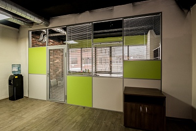 Офисные перегородки с жалюзи и панелями зеленого цвета