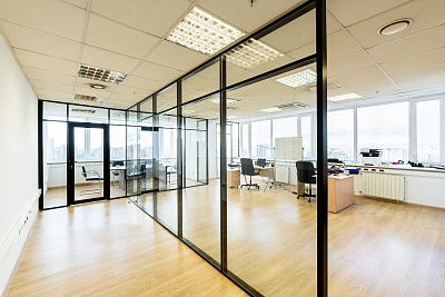 Каркасные стеклянные перегородки в алюминиевом профиле